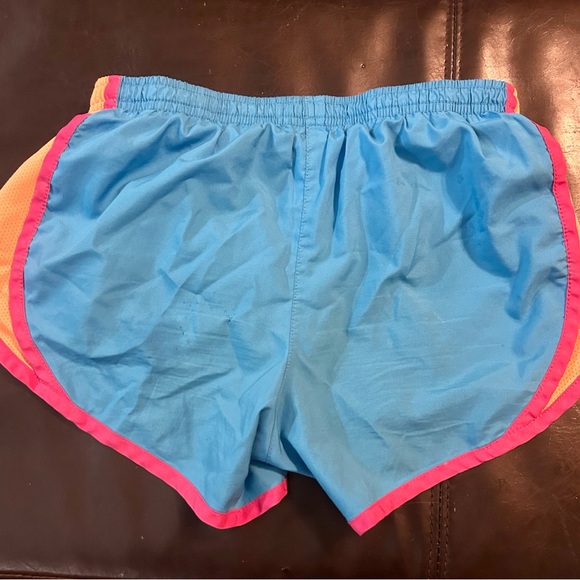 Girls Nike shorts size small - Picture 2 of 3